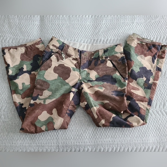Women's camo 686 skinny snowboard pants, size small - Picture 3 of 4